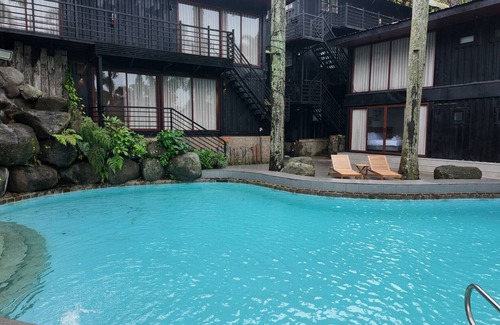 Canlubang Bed & Breakfast | Novella Tagaytay Deluxe King 201 Pool View