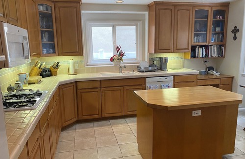 Old Towne House | Now with Air Conditioning! Enjoy Seal Beach! Pool table! Charming and sleeps 8