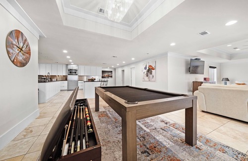 Houston House | Nr Galleria & Med Center | Hot Tub | Games | WiFi