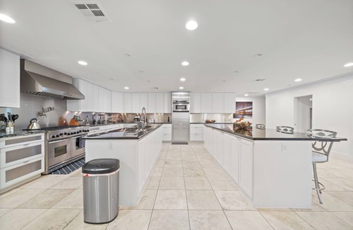 Houston House | Nr Galleria & Med Center | Hot Tub | Games | WiFi