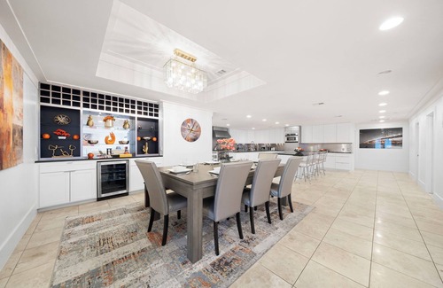 Houston House | Nr Galleria & Med Center | Hot Tub | Games | WiFi