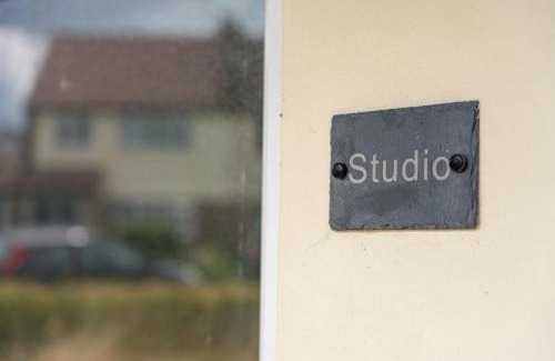 Slough Apartment | Nr WINDSOR stunning 1 bedroom self contained property in Burnham near Heathrow