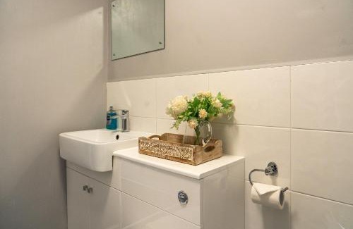 Slough Apartment | Nr WINDSOR stunning 1 bedroom self contained property in Burnham near Heathrow