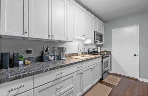 Downtown House | nRetro Raleigh Downtown Flat Unit A~EV Chargers