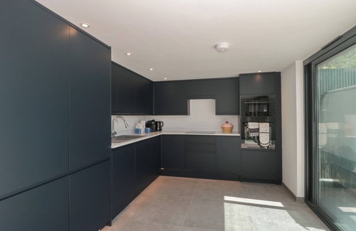 Bishop Sutton House | NUMBER 7, pet friendly, with hot tub in Bishop Sutton