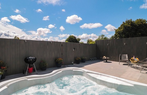Bishop Sutton House | NUMBER 7, pet friendly, with hot tub in Bishop Sutton