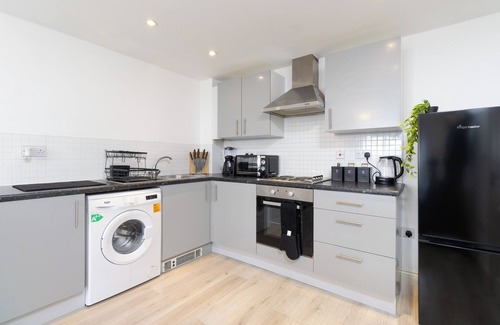 Nuneaton House | Nuneaton Retreat - City Centre - Parking - Nuneaton Station