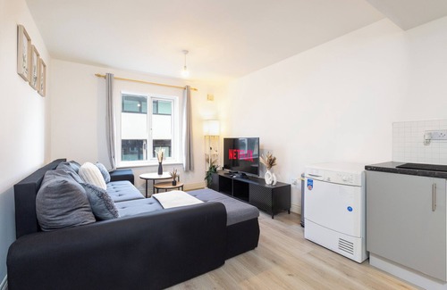 Nuneaton House | Nuneaton Retreat - City Centre - Parking - Nuneaton Station
