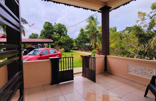 Ayer Molek Ski Chalet | Nusatuah Roomstay - Atmosphere Village of Malacca City -15 min from Banda Hilir!