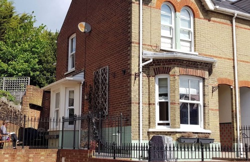 Cowes House | Nutcroft, Sleeps 4, Dog Friendly, Parking, Cowes