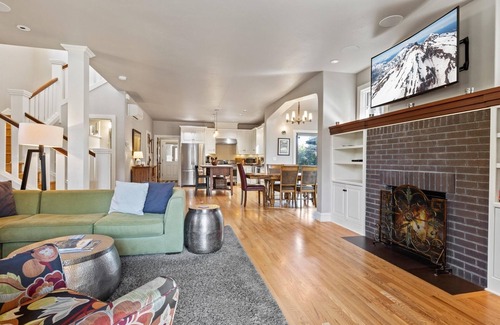 River Terrace House | NW Awbrey Road | Century West Downtown private hot tub dog friendly