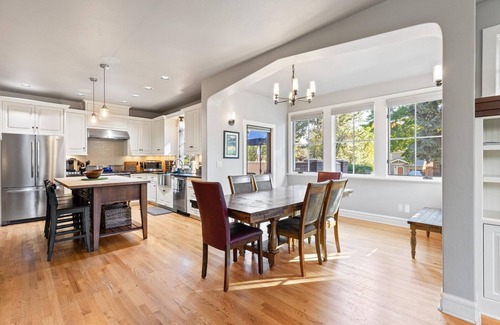 River Terrace House | NW Awbrey Road | Century West Downtown private hot tub dog friendly