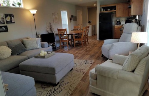 Forks House | NW Retreat, convenient 3 block walk to Main Street