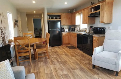 Forks House | NW Retreat, convenient 3 block walk to Main Street