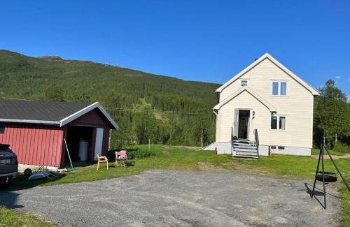 Gratangen House | Nydelig småbruk med hus og fjøs og badstu