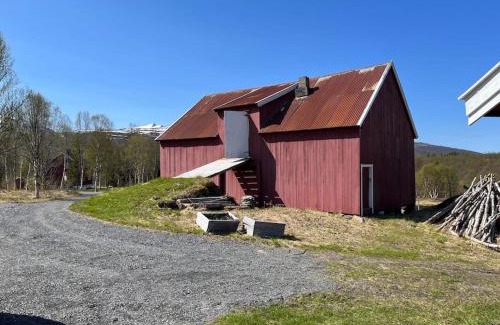 Gratangen House | Nydelig småbruk med hus og fjøs og badstu