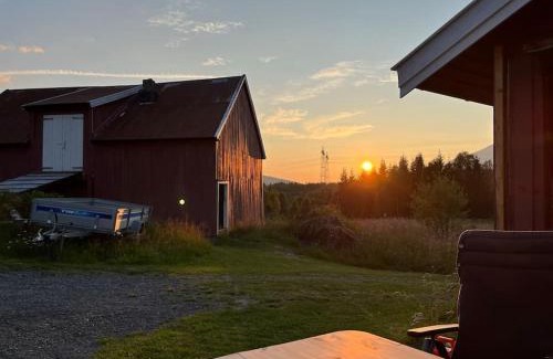 Gratangen House | Nydelig småbruk med hus og fjøs og badstu