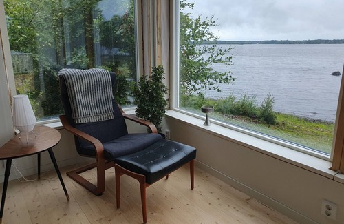 Almhult Cabin | Nyrenoverad och Tillbyggd Stuga med Panoramafönster vid Möckelns Strand, Älmhult