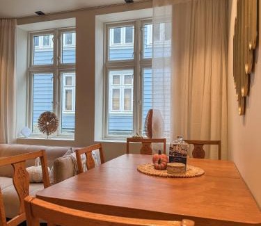Sentrum Villa | Nyrenovert Bergenshus med 2 leiligheter - rolig smau i hjertet av Bergen