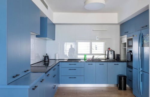 Bat Yam Apartment | O&OGroup- Classy 3-bedroom Apt with Stunning View