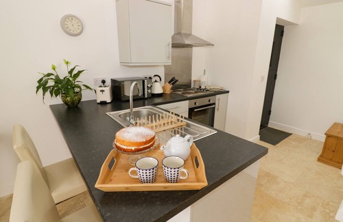 Daventry Cottage | OAK BARN, pet friendly, with a garden in Catesby