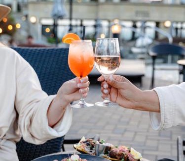 South Oak Bay Hotel | Oak Bay Beach Hotel