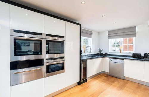 Knowle Sands House | Oak Cottage, Games Room, Dog Friendly Sleep 16 NEC