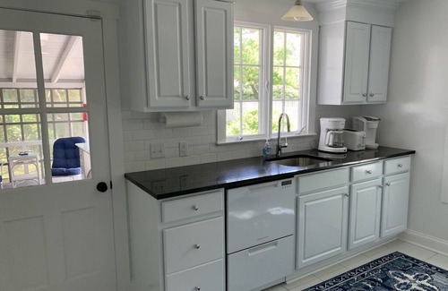 The Pines House | Oak Cottage ~ Half Block to the Beach ~ 4 Bedrooms ~ Sleeps 10 ~ Huge Porch