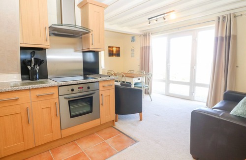 Dinas Dinlle Cottage | OAK COTTAGE, pet friendly, country holiday cottage in Caernarfon