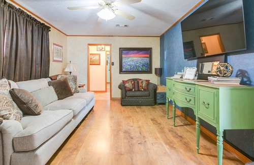Maryneal House | Oak Creek Getaway- 2 minutes to Oak Creek Lake in Blackwell, Texas!