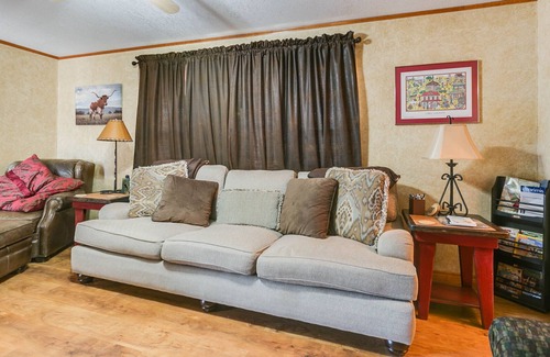Maryneal House | Oak Creek Getaway- 2 minutes to Oak Creek Lake in Blackwell, Texas!