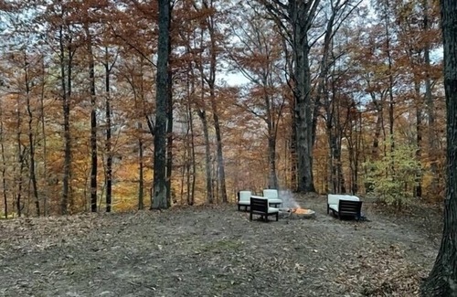Morgantown Cabin | Oak Haven 1827 Cabin Rental
