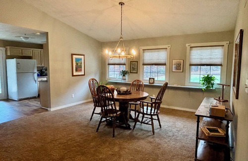 Dellroy House | Oak Haven Retreat: Tranquil Stay w/King Bed