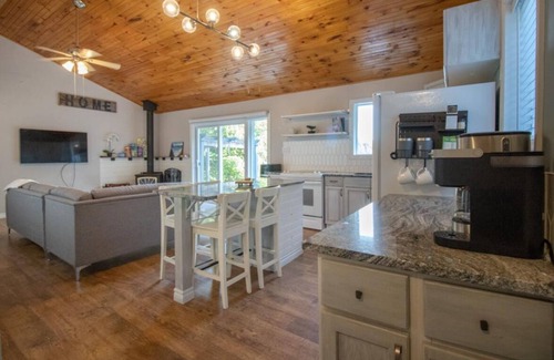 Havelock-Belmont-Methuen Cottage | Oak Lake Retreat-3 bedrooms, 1 bathroom
