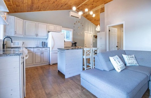 Havelock-Belmont-Methuen Cottage | Oak Lake Retreat-3 bedrooms, 1 bathroom