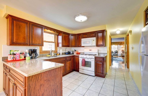 Oak Lawn Apartment | Oak Lawn Apartment ~ 2 Mi to Ford City Mall!