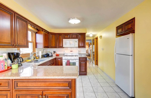 Oak Lawn Apartment | Oak Lawn Apartment ~ 2 Mi to Ford City Mall!