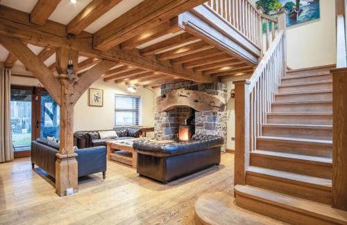 Pen-y-cae House | Oak Lodge - The Sleeping Giant - Pen Y Cae Inn