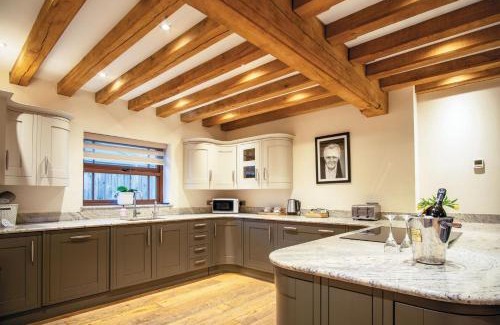 Pen-y-cae House | Oak Lodge - The Sleeping Giant - Pen Y Cae Inn