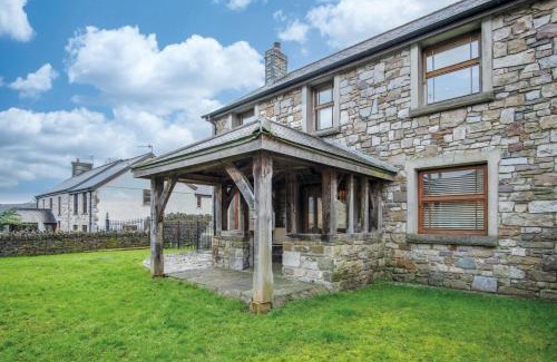 Pen-y-cae House | Oak Lodge - The Sleeping Giant - Pen Y Cae Inn