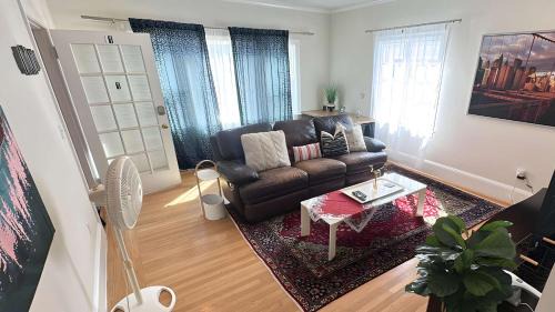 Oakland Ave - Harrison St Apartment | Oak Manor - Chic & Stylish 2BR Apartment Retreat