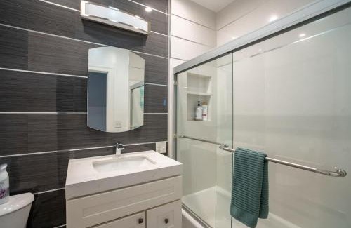 Oakland Ave - Harrison St Apartment | Oak Manor - Chic & Stylish 2BR Apartment Retreat