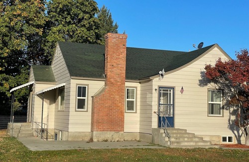 Omak House | Oak Street Farm House