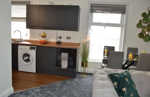 Salisbury Apartment | Oak Tree Boutique 2 bed Apartment - Stayseekers