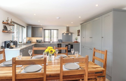 Filby Cottage | OAK TREE HOUSE, 1 HOMESTEAD GARDENS, family friendly in Filby