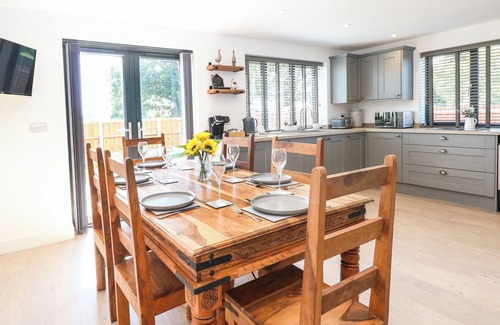 Filby Cottage | OAK TREE HOUSE, 1 HOMESTEAD GARDENS, family friendly in Filby