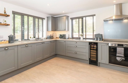 Filby Cottage | OAK TREE HOUSE, 1 HOMESTEAD GARDENS, family friendly in Filby