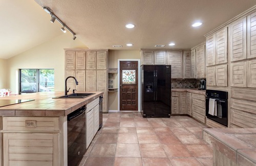 Waco House | Oak Tree Manor w/Pool