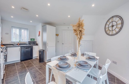 Haversham House | 🌟Oakbridge House with Parking, Garden & Smart TV🌟