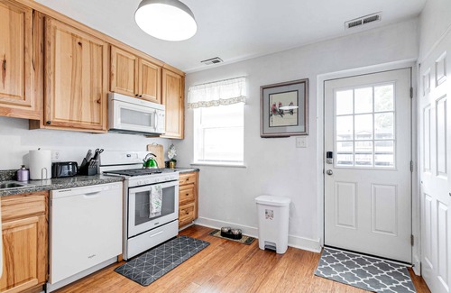 Richmond House | Oaks Retreat Carytown House: Family & Pet Friendly